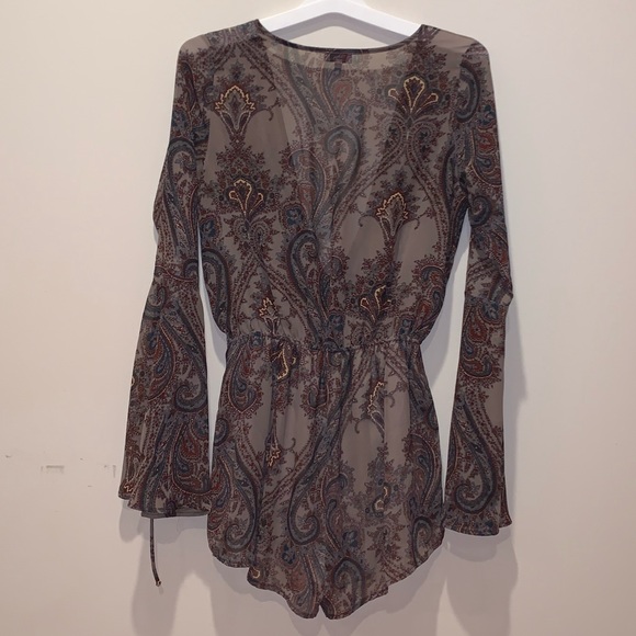 Adorable Romper with Flowy Sleeves - Picture 2 of 3